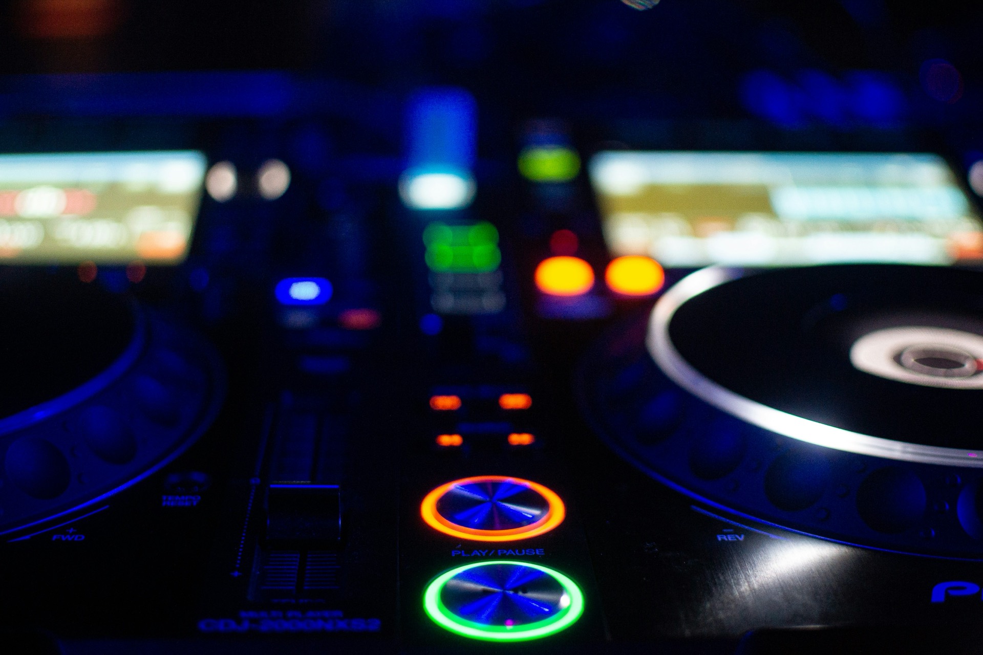 DJ-Decks im Close-up mit farbigen Buttons