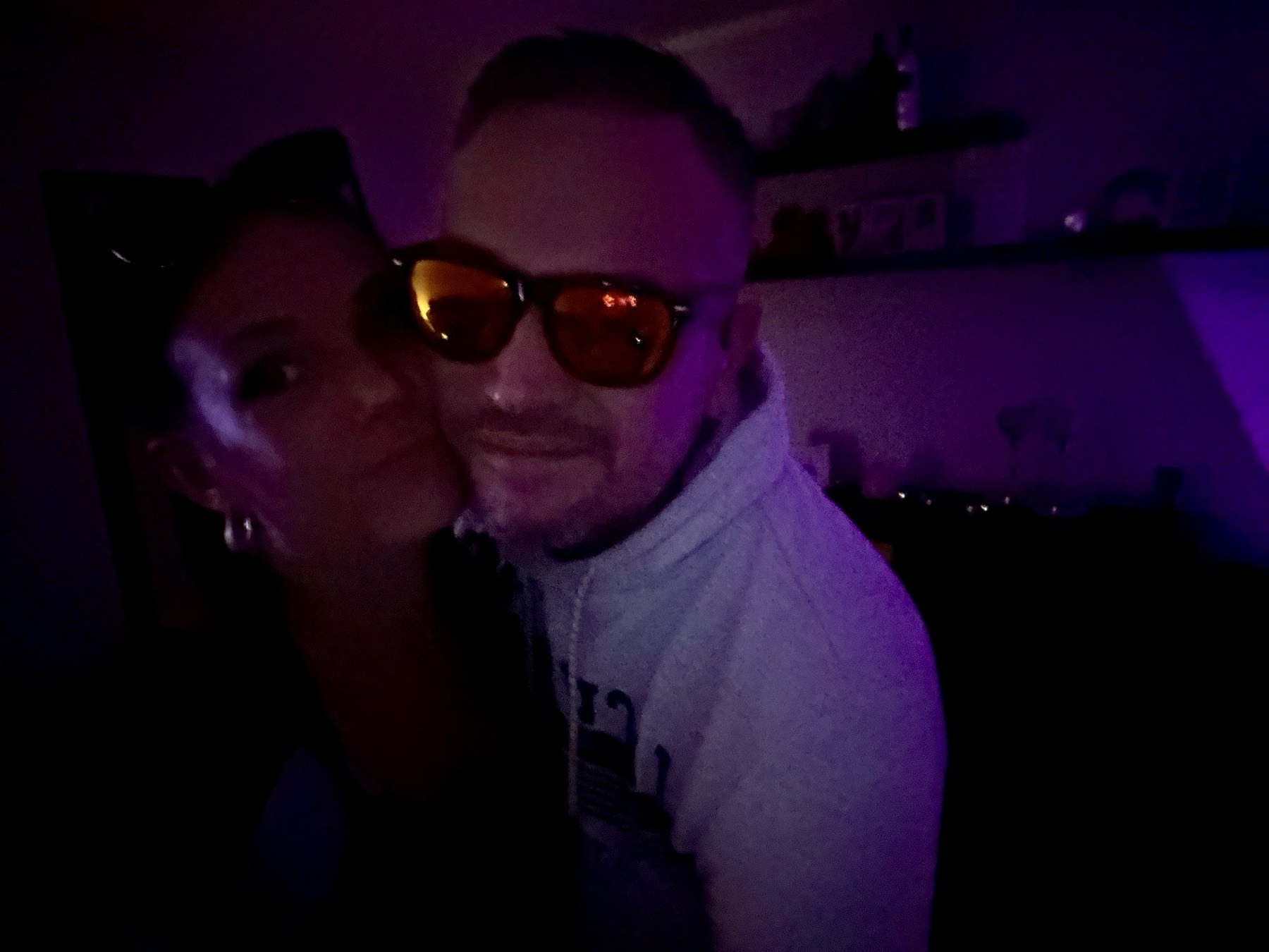 Dr. Gray und Mrs. Dr. Gray im intimen Neon-Look