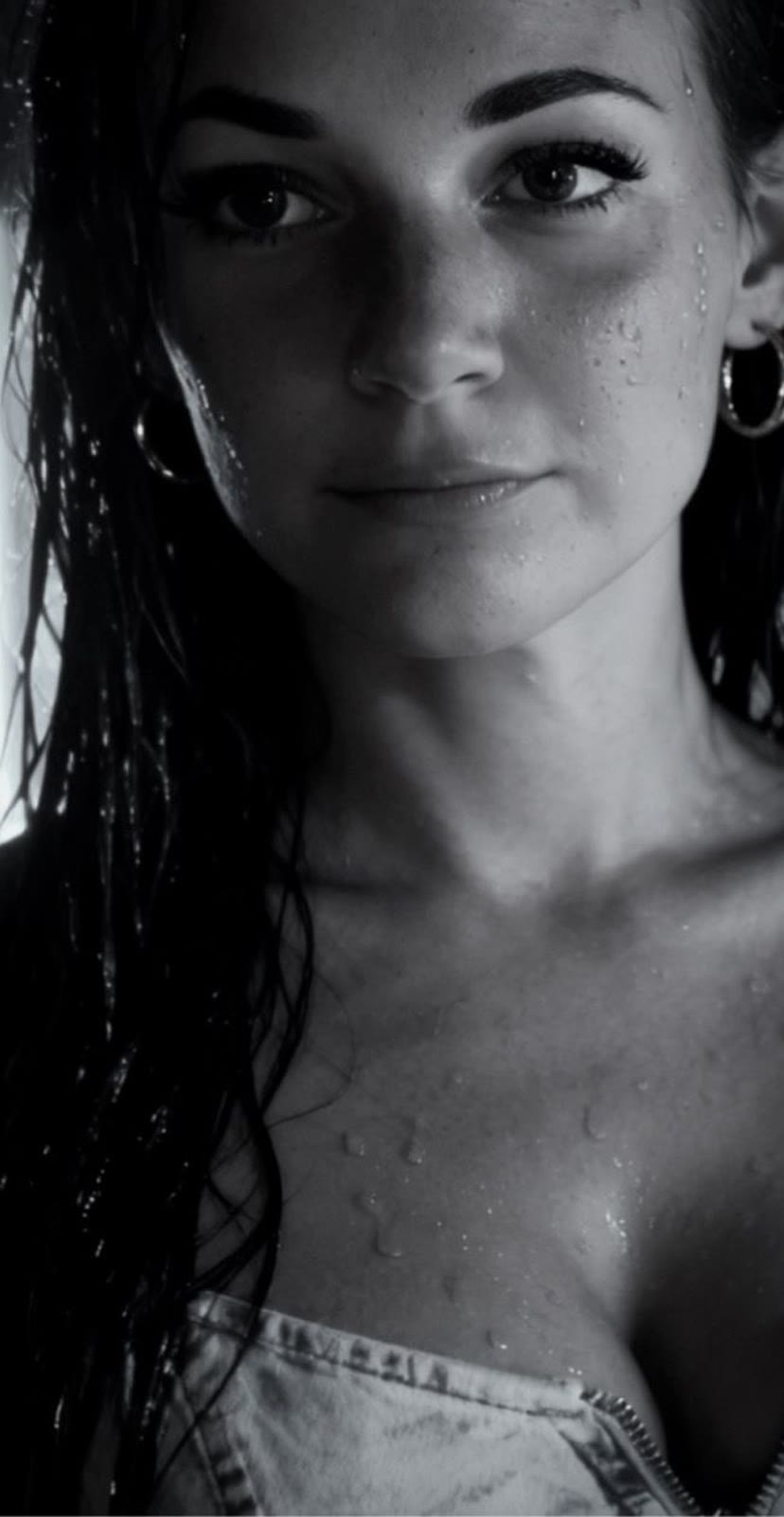 Mrs. Dr. Gray im Schwarzweiß-Porträt