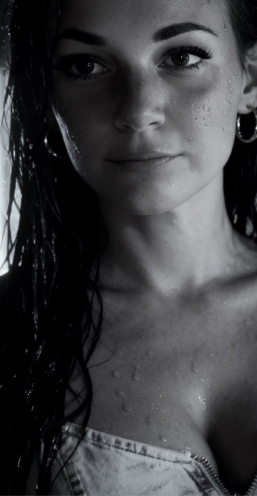 Mrs. Dr. Gray Portrait in Schwarzweiss mit Regentropfen im Close-up